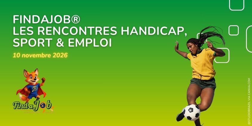 Footballeuse sautant sur un ballon